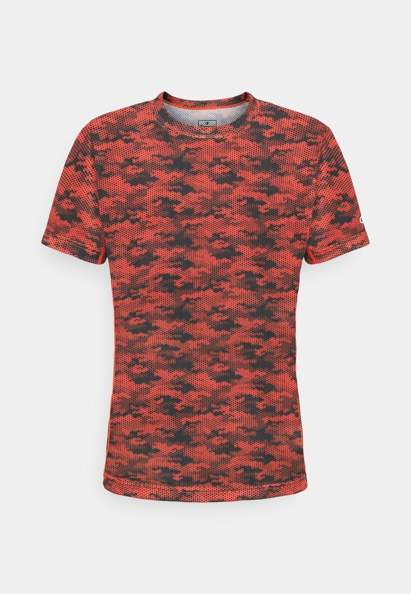 Rood en zwarte kortebladige t-shirt met een hexagonaal camouflagepatroon; gemaakt van lichtgewicht, ademend materiaal; ronde halslijn.