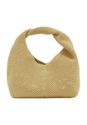 Bolso hobo de color beige, tejido a ganchillo, con forma redondeada, una sola correa trenzada y una textura suave. El diseño de apertura superior permite un acceso fácil.