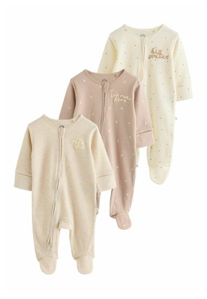 Tre ribstrikkede heldragter med lange ærmer og fødder til baby i beige, lysebrun og off-white med små mønstre og broderet tekst på brystet.