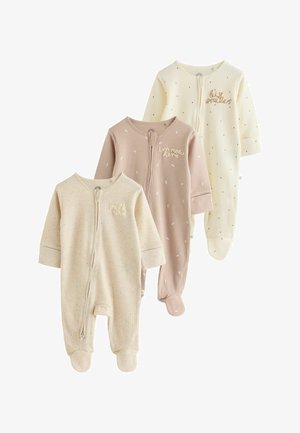 Tre ribstrikkede heldragter med lange ærmer og fødder til baby i beige, lysebrun og off-white med små mønstre og broderet tekst på brystet.