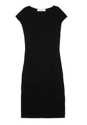 Czarna sukienka z krótkim rękawem, dzianinowa prążkowana, z okrągłym dekoltem i dopasowaną sylwetką, długości do kolan lub nieco powyżej.