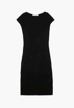 Schwarzes, kurzärmeliges, geripptes Strickkleid mit Rundhalsausschnitt und figurbetonter Silhouette, knielang oder knapp darüber.