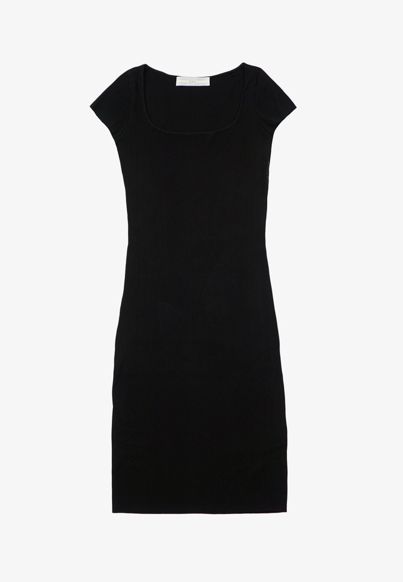 Robe noire à manches courtes en maille côtelée avec un col rond et une silhouette ajustée, longueur genou ou légèrement au-dessus.