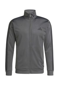 Chaqueta deportiva gris hecha de tela suave, con cuello alto, cremallera frontal y detalles en franjas más oscuras a lo largo de las mangas.