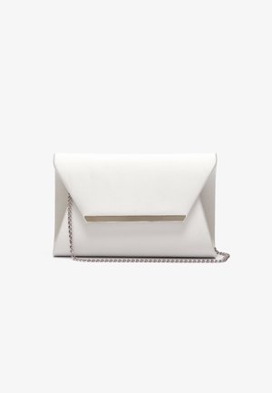 Clutch blanco tipo sobre hecho de material suave, con una tira metálica plateada en el frente y una correa con cadena para llevar.