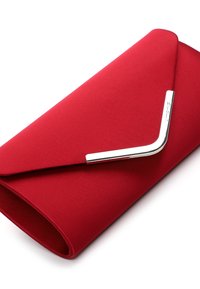 Bolso de mano estilo sobre en color rojo con acabado liso y un cierre en forma de V metálico plateado sobre un fondo blanco.