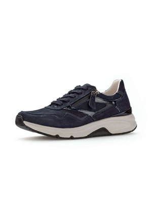 Marineblauer Wildledersneaker mit strukturierten Stoffeinsätzen und grauer Gummisohle. Verfügt über Schnürsenkel, einen seitlichen Reißverschluss und einen leicht erhöhten Absatz.