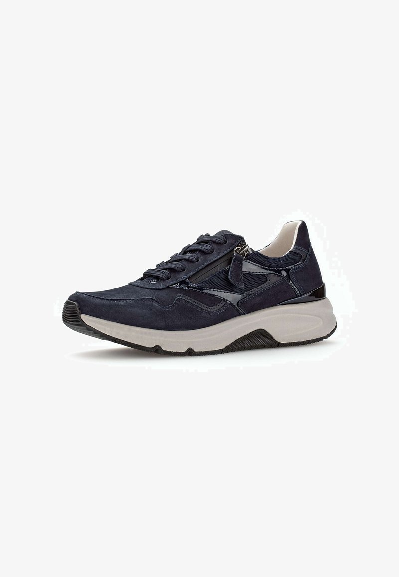 Marineblauwe suède sneaker met textuurstofpanelen en een grijze rubberen zool. Voorzien van veters, een zijrits en een licht verhoogde hak.
