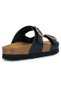 Svart läder sandaler med korkfotbädd, prydda med två stora guldfärgad spännen och öppna sidor för ventilation. Gummisula.