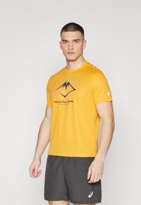 ASICS FUJITRAIL LOGO TOP - Camiseta estampada - fellow yellow/mantle green/graphite grey