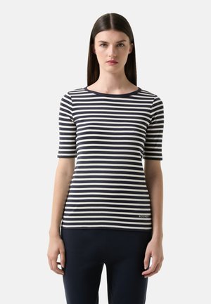 T-shirt rayé bleu marine et blanc à manches courtes, col rond et logo en accent dans l'ourlet. Fabriqué à partir d'un mélange de coton doux.