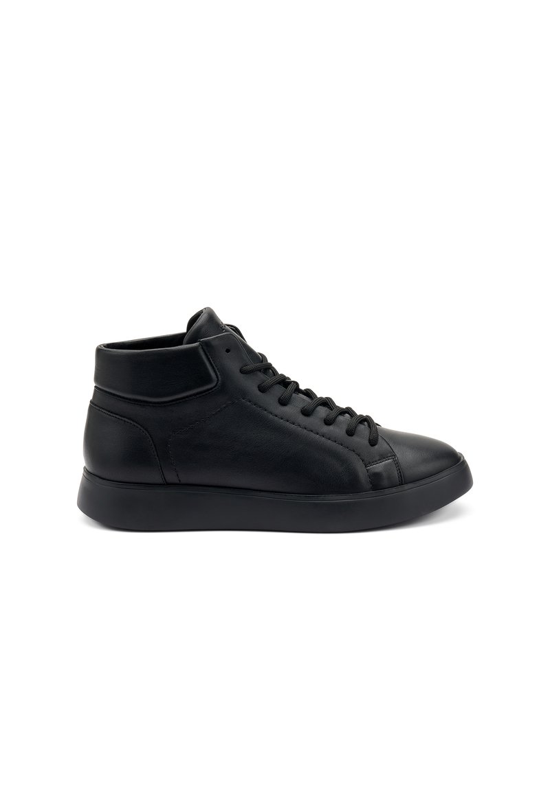 Zapatillas de deporte negras de cuero, tipo botín alto, con puntera redonda, cordones en la parte delantera, cuello acolchado y suela de goma sólida. Textura suave y diseño minimalista.