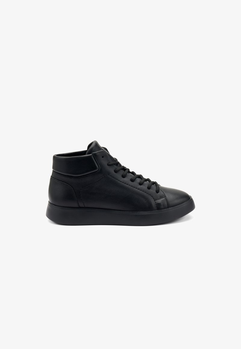 Sneakers alte in pelle nera con punta rotonda, lacci frontali, collo imbottito e suola in gomma solida. Texture liscia e design minimal.