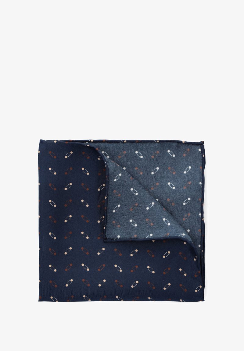 Granatowy szalik z kontrastującym jasnoniebieskim spodem; geometryczne wzory w brązowym, białym i jasnobeżowym kolorze; gładka tekstura.