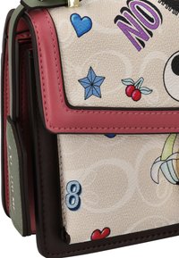 Sac à main multicolore avec un corps crème texturé, des accents roses et bruns, et des dessins graphiques ludiques incluant des étoiles et des cerises.