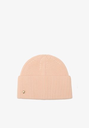 Gorro de punto en rosa pálido con puño doblado, con textura en relieve y un pequeño emblema de metal dorado en el lateral.