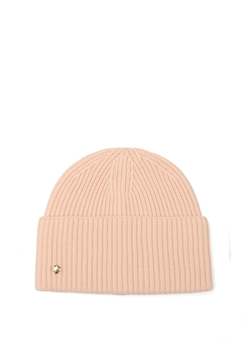 Stickad mössa i ljusrosa med uppvikt kant, som har ribbad textur och ett litet emblem i guldmetal på sidan.