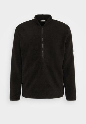 Čierny pulóver z fleece s vysokým golierom a zipsom, s dlhými rukávmi a jemnou textúrou. Obsahuje značkovú nášivku na rukáve.