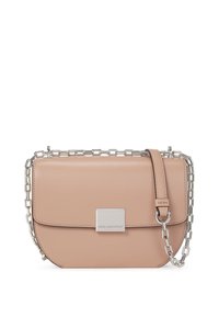 Borsa a spalla in pelle rosa con forma arrotondata, tracolla in catena argentata e dettaglio in metallo a forma quadrata sul davanti. Texture liscia, design minimalista.