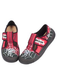 Rote und schwarze Stoffschuhe mit Spinnen- und Netzdesign, ausgestattet mit einem Klettverschluss und einer strukturierten schwarzen Gummisohle. Größe 28.