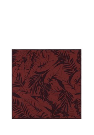 Kwadratowy kawałek tkaniny o ciemnoczerwonym tle z wzorem dużych tropikalnych liści w kolorze czarnym pokrywających powierzchnię.