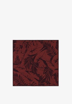Carré de tissu avec un fond rouge foncé et un motif de grandes feuilles tropicales noires couvrant la surface.