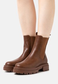 Even&Odd Wide Fit Botas de tornozelo com plataforma - cognac