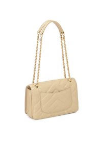 Bežová prešívaná kožená kabelka s reťazovým popruhom, obdĺžnikového tvaru, vonkajšou kapsou a textúrovaným povrchom. Akcenty vo zlatistom tóne kovania.