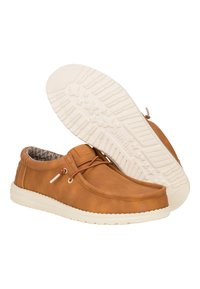 Braune Lederschuhe mit runder Zehenform, cremefarbener Gummisohle und strukturiertem Herringbone-Futter. Verfügt über ein Schnürdesign und dekorative Akzente.