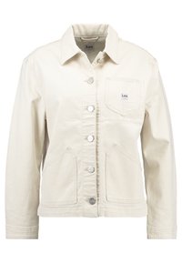 Off-white denimjacka med krage, långa ärmar, fyra silverknappar fram, två nedre fickor och en bröstficka med Lee-logotyp.