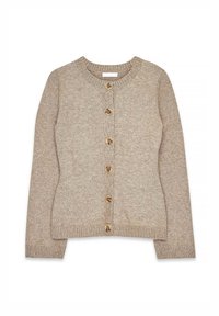 Beige adīta jakas ar apaļu kakla izgriezumu, kurai ir seši brūni pogas priekšpusē un ribota aproces un apakšmalā. Mīksta tekstūra.