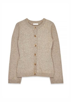 Béžový pletený kardigán s okrúhlym výstrihom, ktorý má šesť hnedých gombíkov na prednej strane a rebrované manžety a lem. Mäkká textúra.