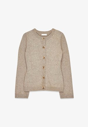 Béžový pletený kardigán s okrúhlym výstrihom, ktorý má šesť hnedých gombíkov na prednej strane a rebrované manžety a lem. Mäkká textúra.