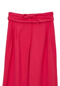 Pantalons taille haute rouges avec une ceinture à nouer, dotés de plis et de poches latérales, fabriqués en tissu lisse et léger.