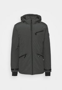 Giacca nera isolata con cappuccio, chiusura frontale con zip e due tasche laterali con zip. I polsini hanno bande elastiche e un design elegante.