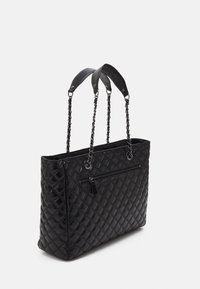 Czarna pikowana skórzana torba typu tote z podwójnymi skórzanymi i łańcuszkowymi paskami, przednią kieszenią na zamek oraz gładką fakturą.