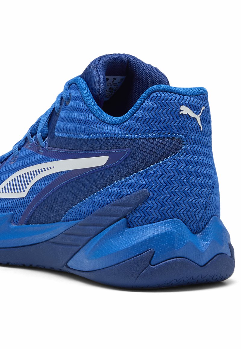 Scarpa atletica blu con tomaia testurizzata, caratterizzata da un motivo zigzag distintivo e un tallone di supporto con accenti sollevati. Logo bianco sul lato.