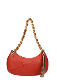 Borsa a mano in pelle rossa con una tracolla intrecciata dorata, dotata di chiusura con zip, forma curvata e un dettaglio decorativo con nappina.