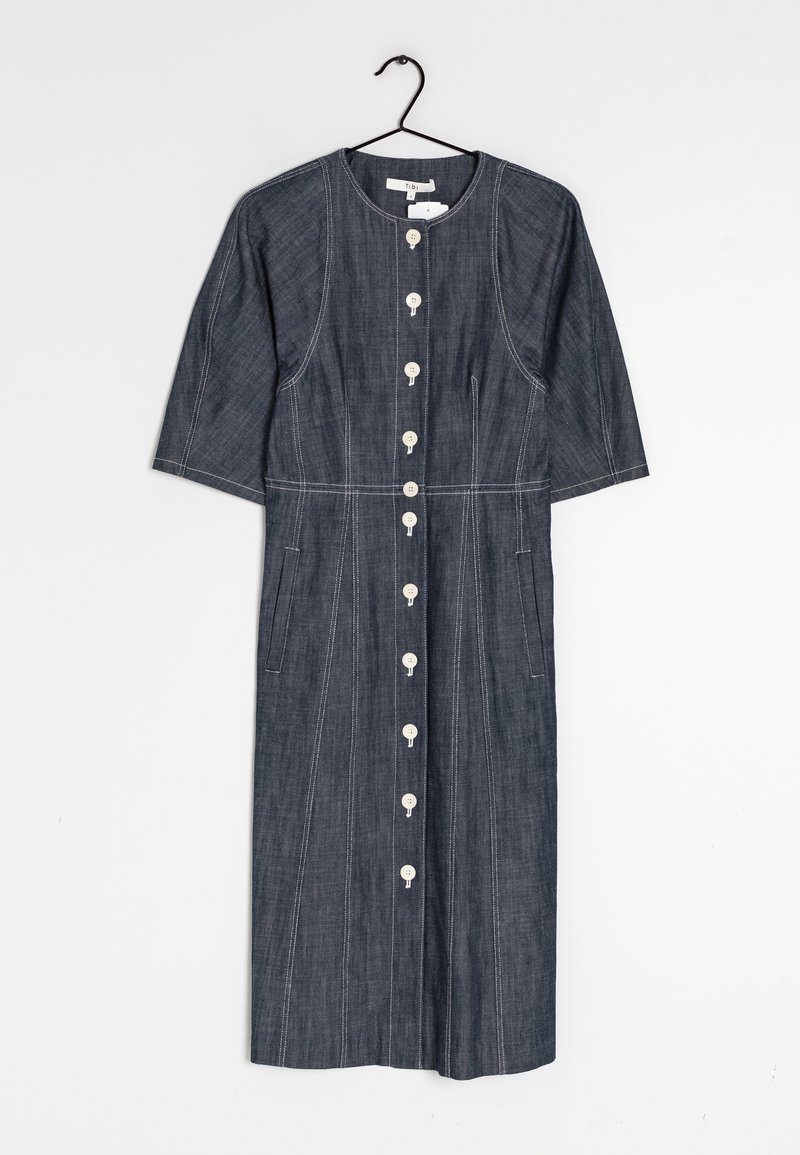 Robe midi en denim bleu foncé avec couture blanche et boutons blancs sur le devant, manches courtes, deux poches latérales, suspendue sur un cintre noir.