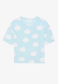 Tricou scurt cu maneci, de culoare bleu deschis, cu modele de nori albi. Guler rotund, țesătură moale, croială lejeră și tiv drept.
