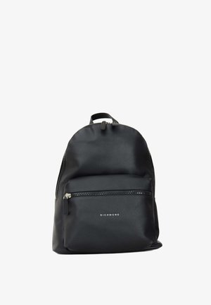 Zaino nero realizzato in materiale sintetico testurizzato; presenta un vano principale con zip e una tasca anteriore con zip dotata di un piccolo logo.