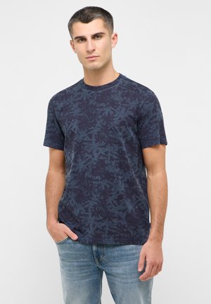 T-shirt z krótkim rękawem i okrągłym dekoltem w granatowym kolorze, pokryty teksturowanym wzorem liści palmowych. Wykonany z miękkiej dzianiny bawełnianej, o lekko dopasowanym kroju.