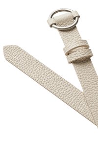 Läderrem i off-white med en texturerad yta, med en silverfärgad metallring och inlindad detalj. Ändarna är spetsiga för fastsättning.