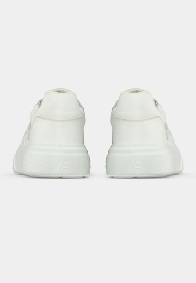 Λευκά αθλητικά παπούτσια με κομψό σχεδιασμό, που διαθέτουν υφ ασμένο επάνω μέρος, επενδεδυμένο γιακά και ανάγλυφο λογότυπο στη χοντρή σόλα.