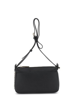 Borsa a tracolla in pelle nera con tracolla regolabile, forma rettangolare e dettaglio con cerniera dorata su sfondo bianco.