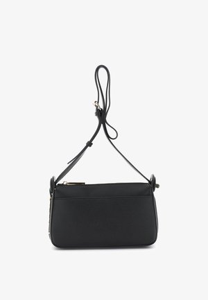 Czarna skórzana torba na ramię z regulowanym paskiem, prostokątnym kształtem i złotym suwakiem na białym tle.