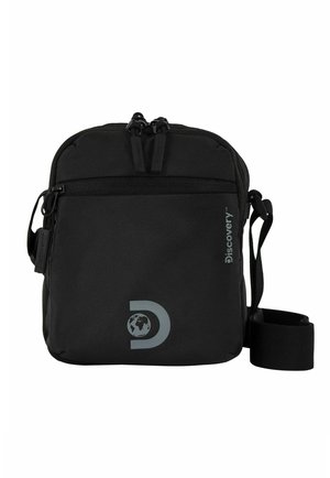 Borsa a spalla in tessuto nero con doppie cerniere, tracolla regolabile, design del logo con un globo e superficie testurizzata. Forma rettangolare compatta.