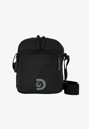 Bolso de hombro de tela negra con doble cremallera, correa ajustable, diseño de logotipo que presenta un globo y superficie texturizada. Forma rectangular compacta.