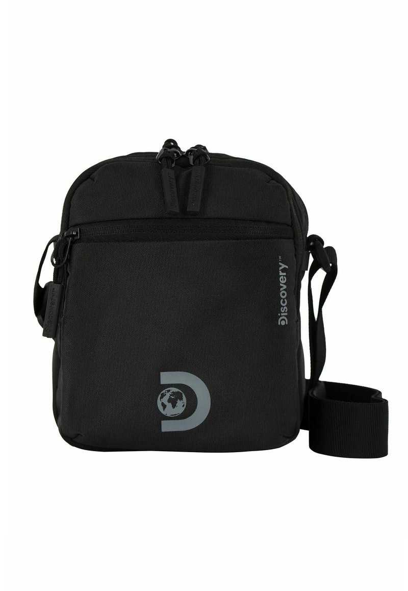 Borsa a spalla in tessuto nero con doppie cerniere, tracolla regolabile, design del logo con un globo e superficie testurizzata. Forma rettangolare compatta.