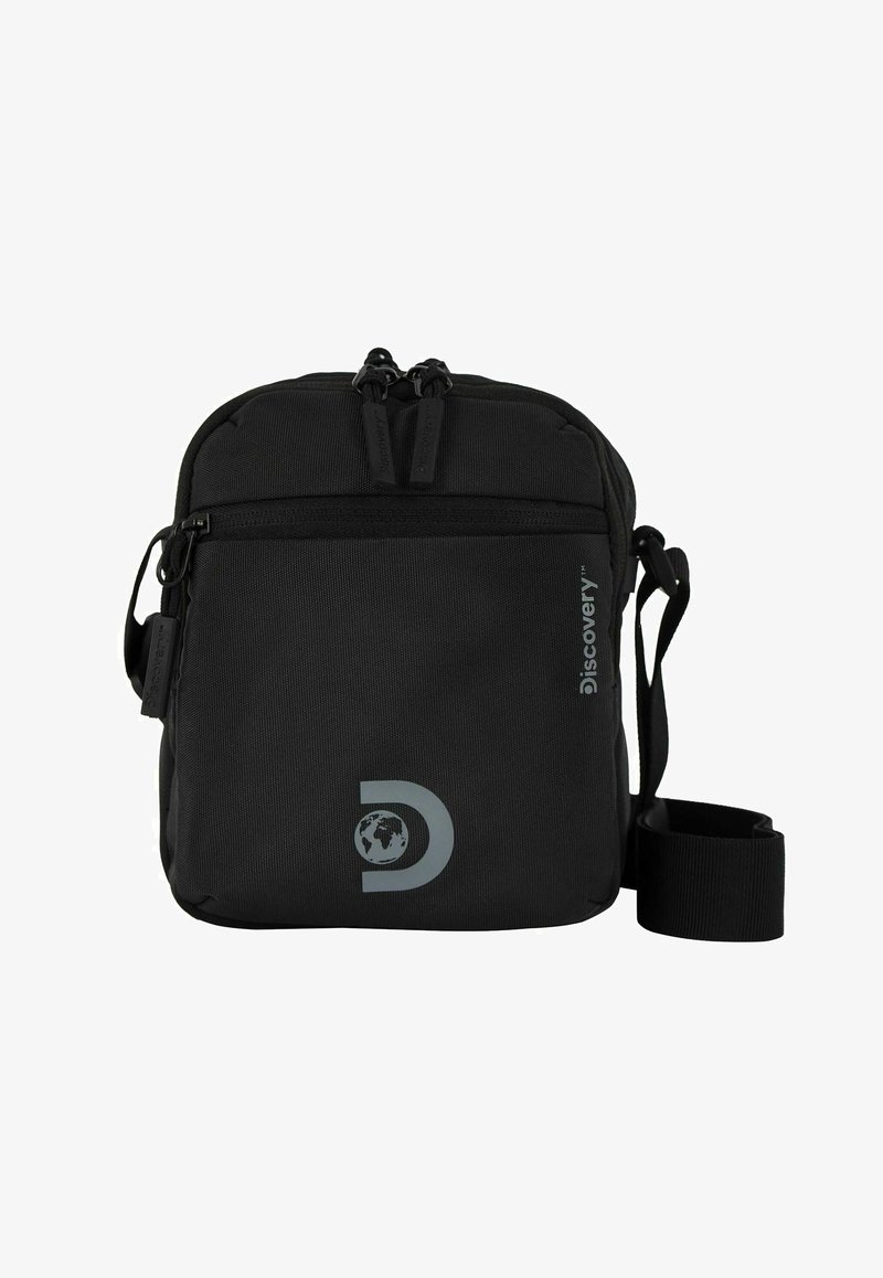 Borsa a spalla in tessuto nero con doppie cerniere, tracolla regolabile, design del logo con un globo e superficie testurizzata. Forma rettangolare compatta.
